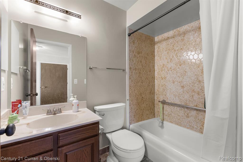 3060 LINDENWOOD Drive, Dearborn, MI 48120 — Photo 21
