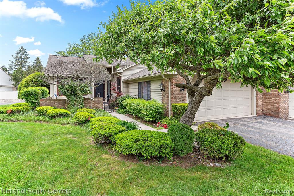 7207 Creeks Bend Drive, West Bloomfield, MI — Photo 2