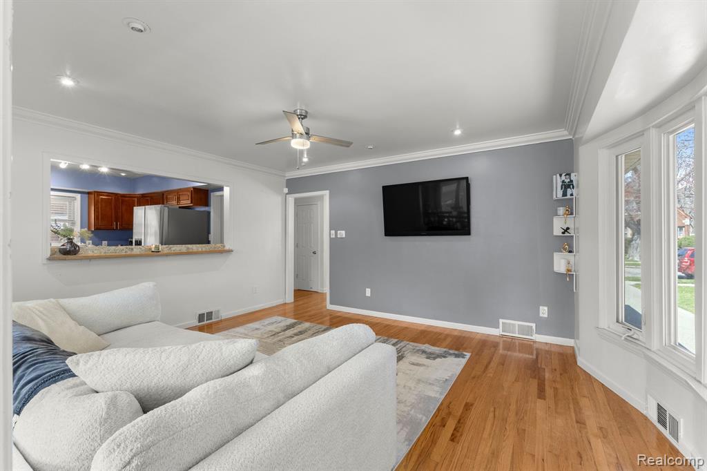 823 NEW YORK Avenue, Lincoln Park, MI 48146 — Photo 16