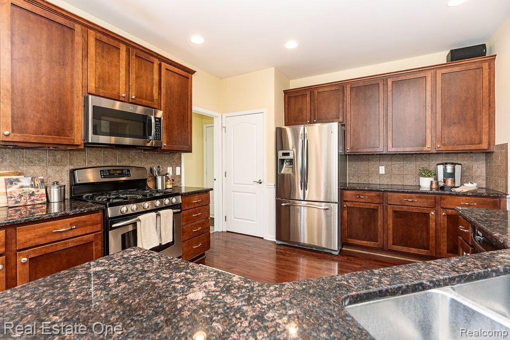 523 WYNSTONE Circle N, Oakland, MI — Photo 19