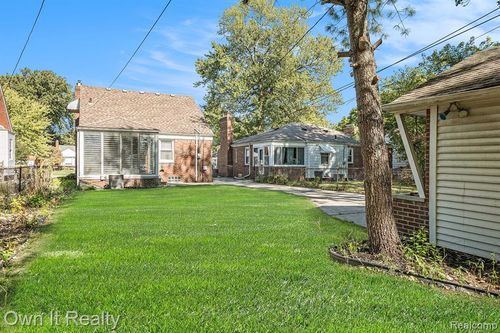 21138 Huntington Avenue, Harper Woods, MI 48225 — Photo 29