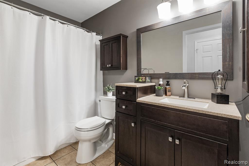 217 OAKBROOKE Drive, 2, South Lyon, MI 48178 — Photo 16
