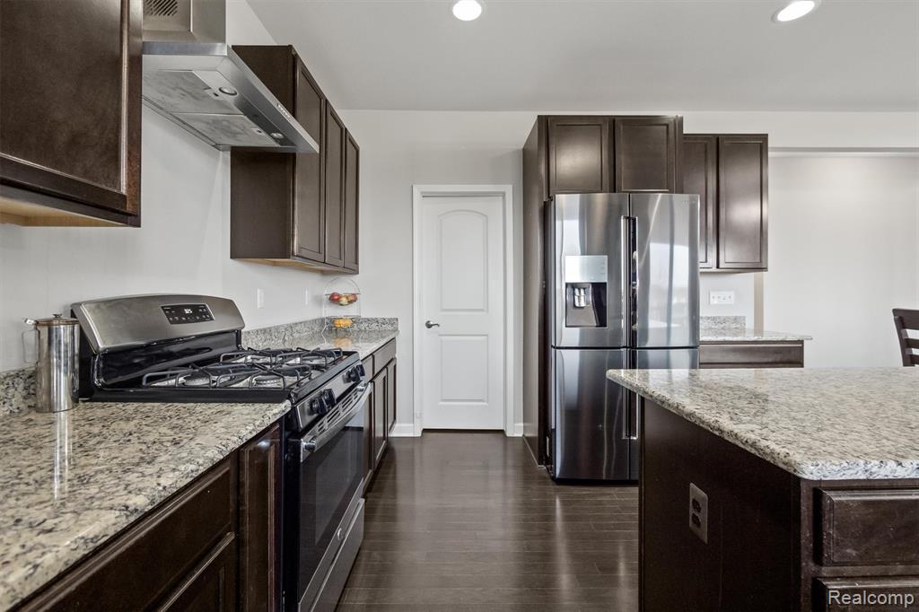 4882 E Stonegate Circle, Lake Orion, MI — Photo 14