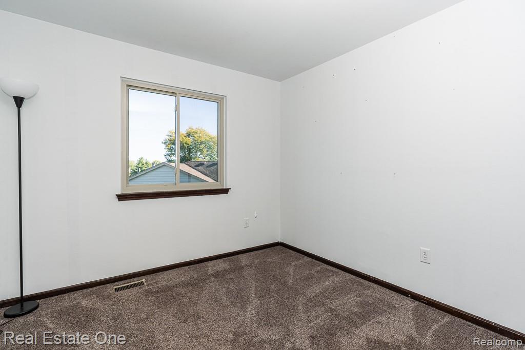 48749 Smokey Glen Court, New Baltimore, MI — Photo 15