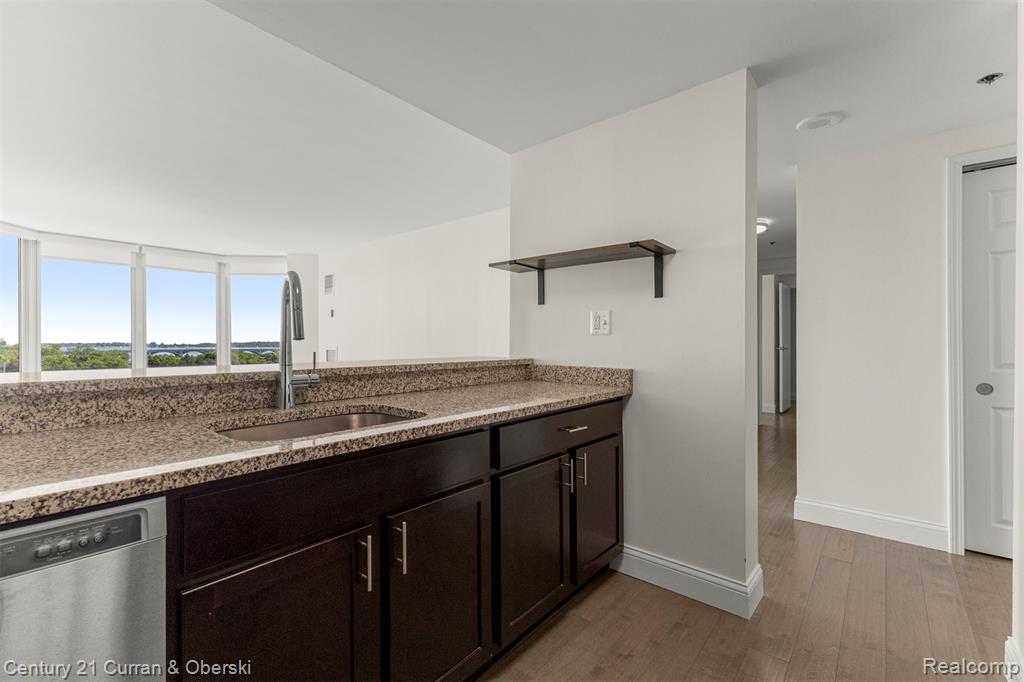 250 E Harbortown Drive, 708, Detroit, MI 48207 — Photo 13
