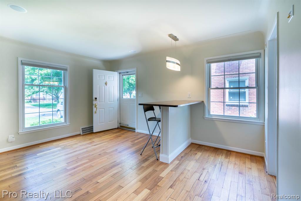 8 CARLTON Lane, Dearborn, MI 48120 — Photo 3