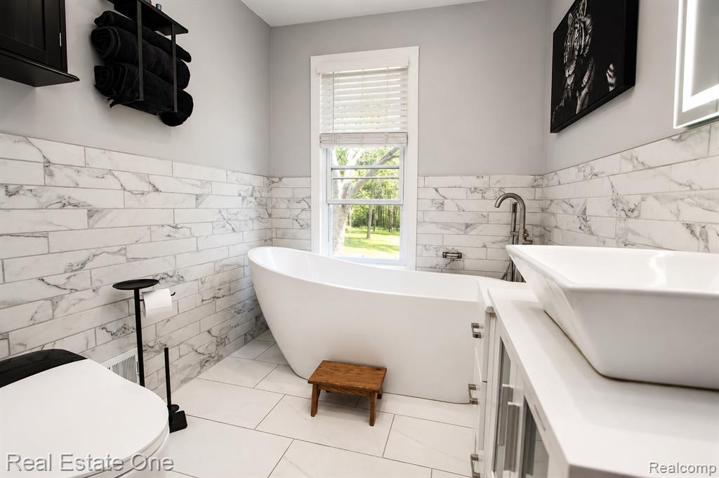 1325 S Hospital Road, Waterford, MI 48327 — Photo 17