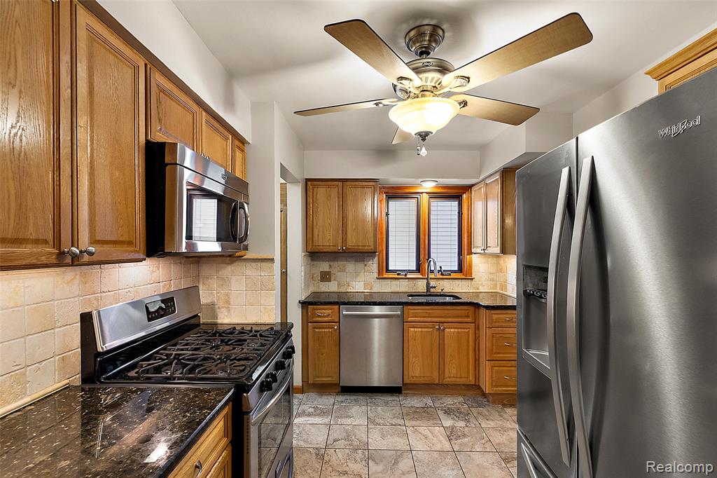 637 S Edgeworth Avenue, Royal Oak, MI 48067 — Photo 2