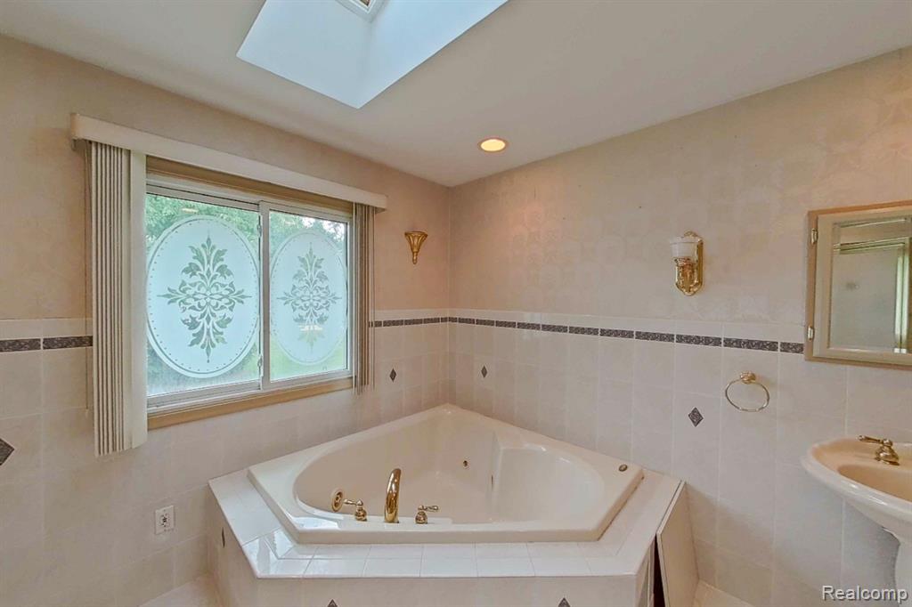 4395 OLD CARRIAGE Road, Flint, MI 48507 — Photo 24