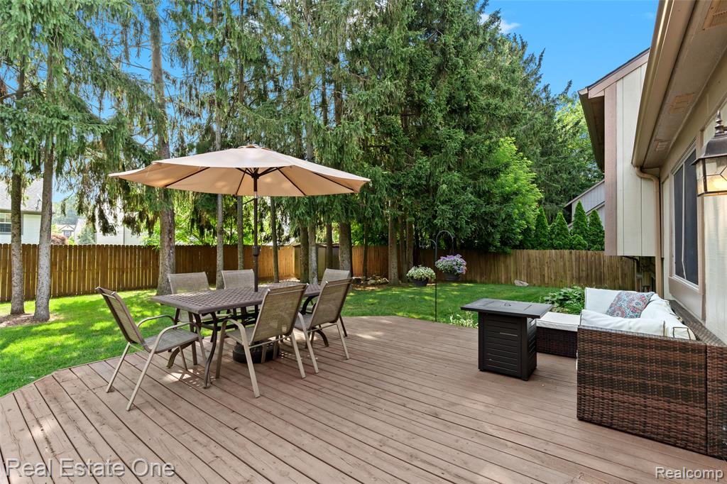 696 Estes Court, Waterford, MI 48327 — Photo 29