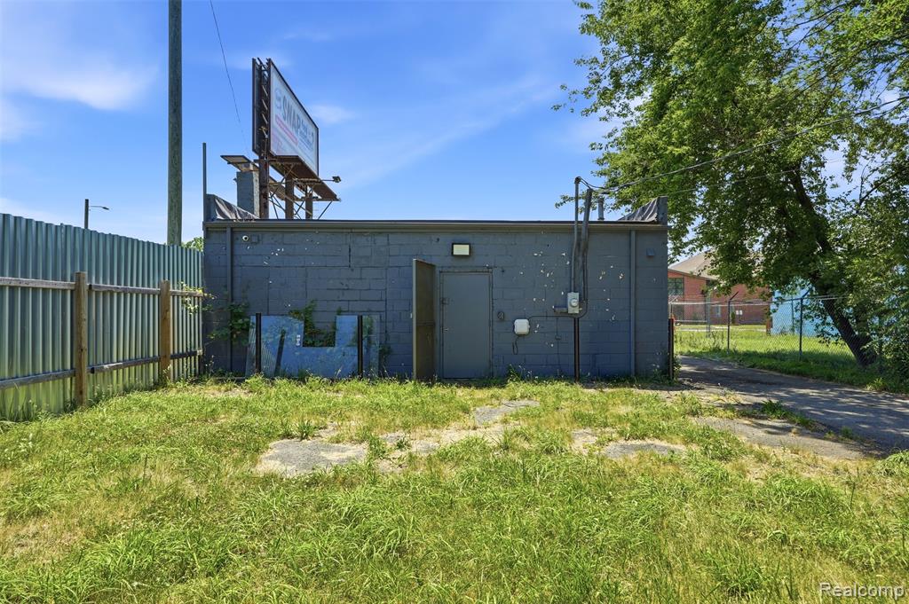 19512 Schoolcraft, Detroit, MI 48223 — Photo 11