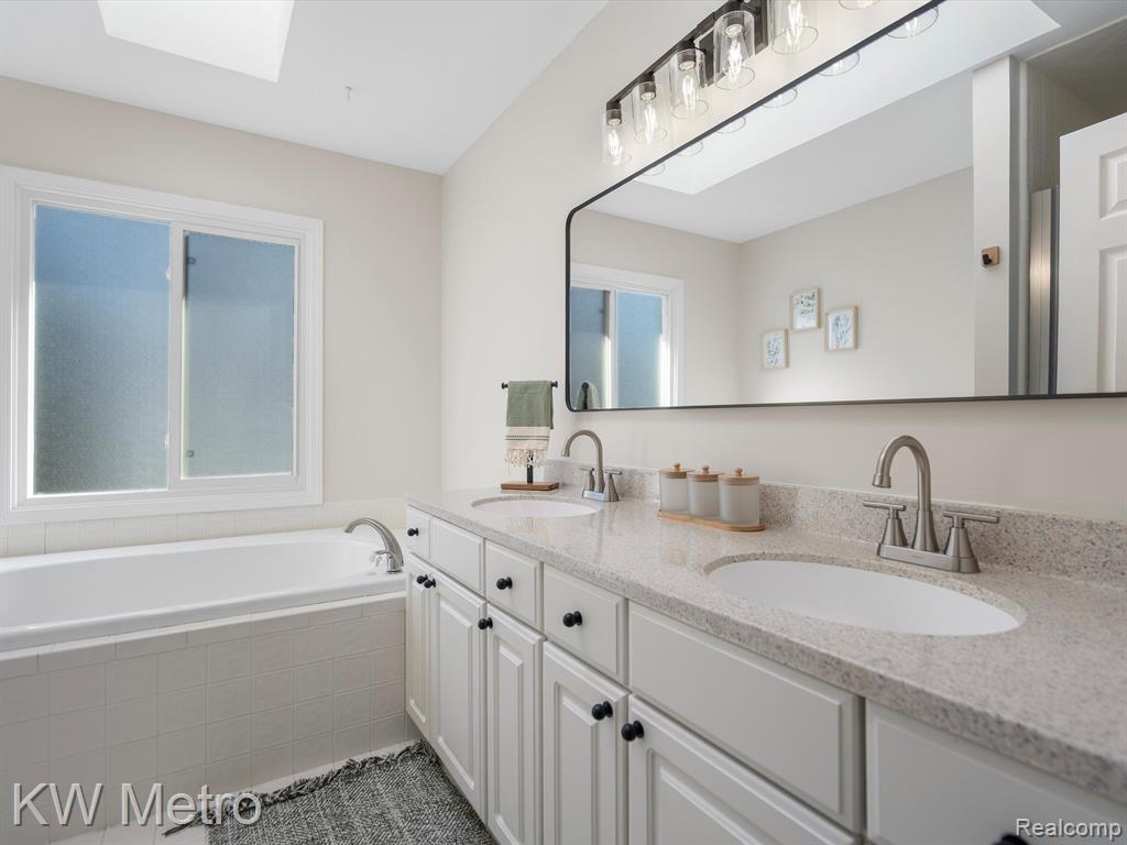 441 DORCHESTER Way, Milford, MI 48381 — Photo 35