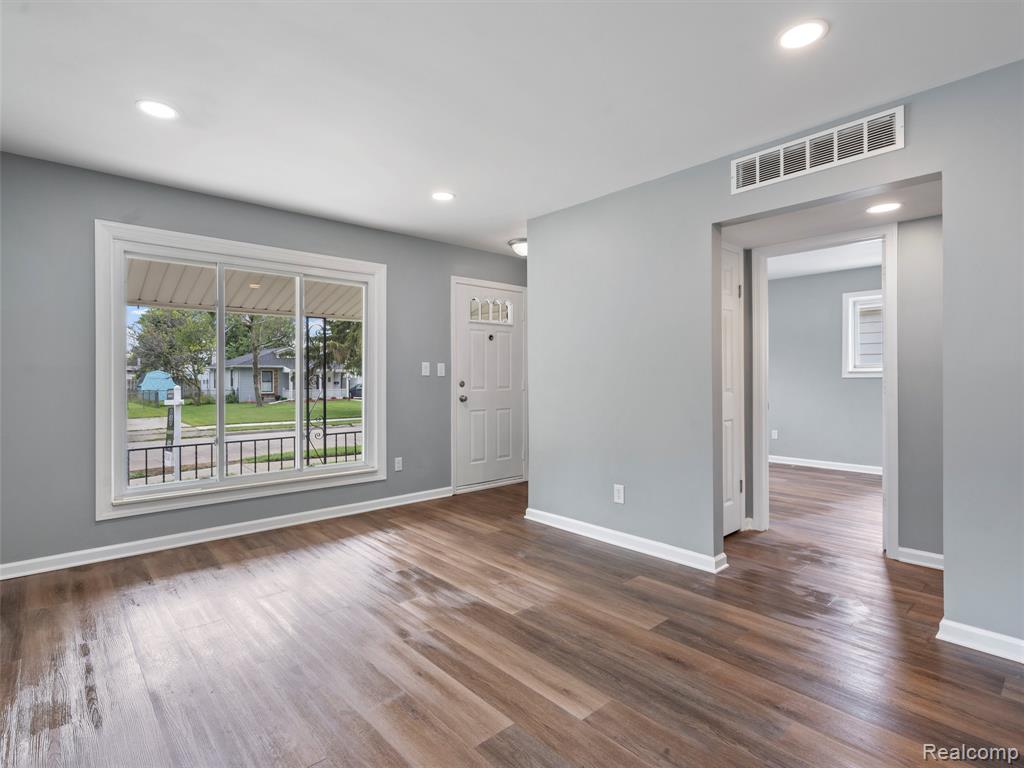 396 W PEARL Avenue, Hazel Park, MI 48030 — Photo 3