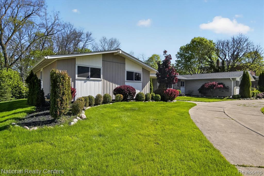 21730 Riverview Drive, Beverly Hills, MI 48025 — Photo 2