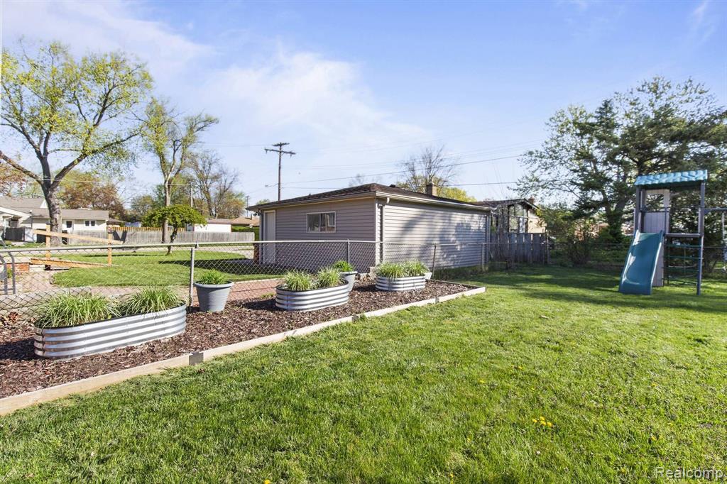 8681 STROM Drive, Sterling Heights, MI 48314 — Photo 32