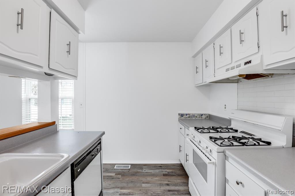 41722 ONAWAY Drive, Northville, MI 48167 — Photo 12