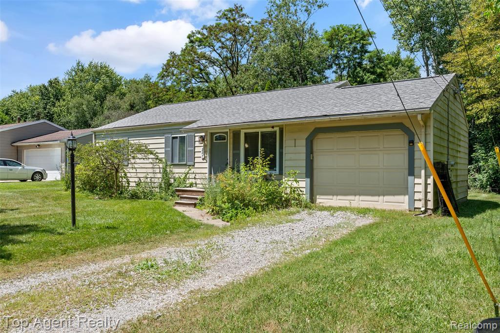 227 W Peterson Drive, Brighton, MI 48114 — Photo 2
