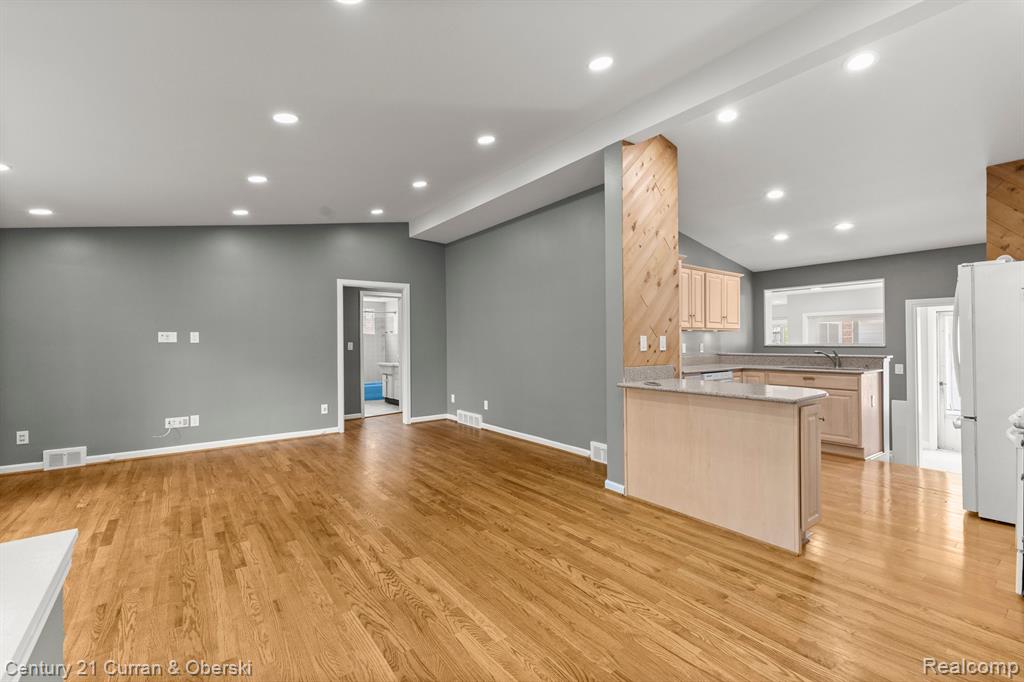 7484 N CHARLESWORTH Street, Dearborn Heights, MI 48127 — Photo 10