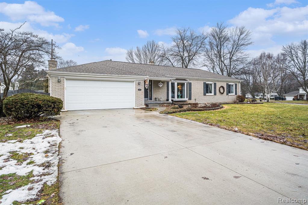 4361 Crestknoll Drive, Grand Blanc, MI 48439 — front exterior