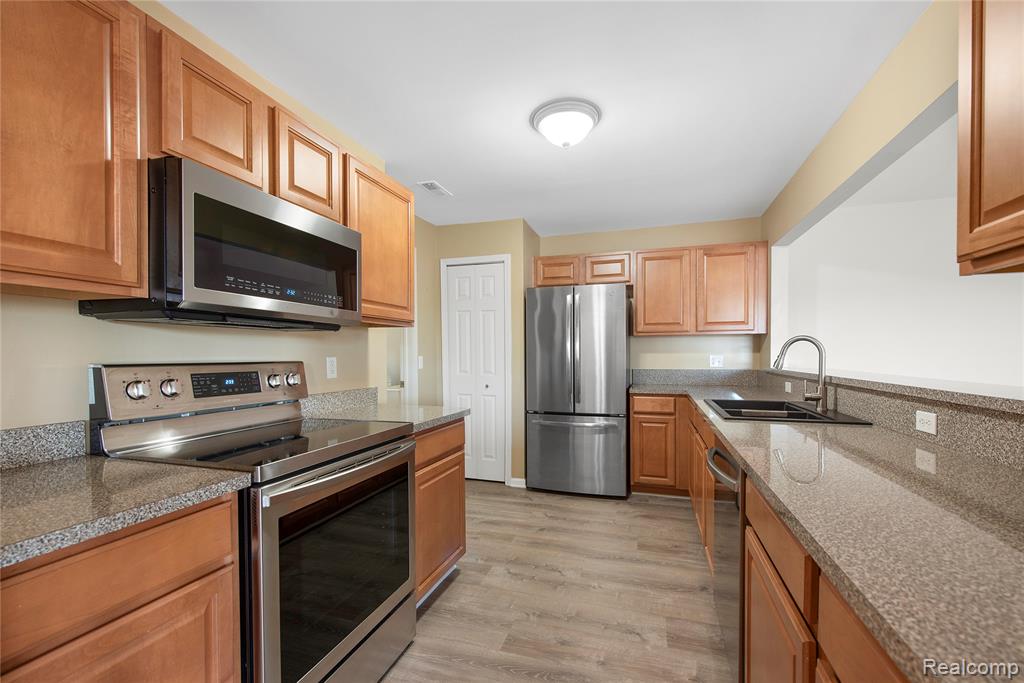 1845 FLAGSTONE Circle, Rochester, MI 48307 — Photo 4