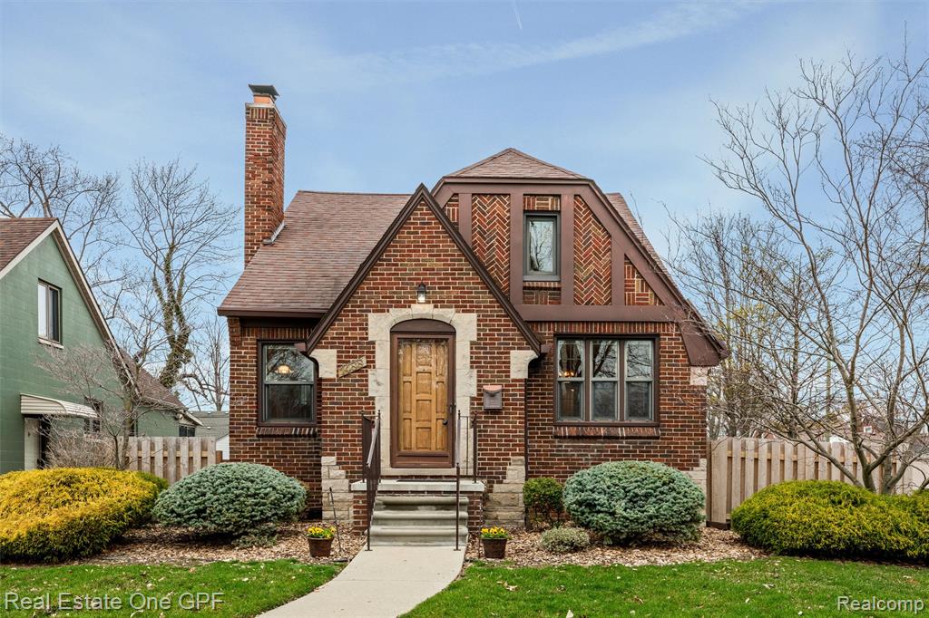1488 Roslyn Road, Grosse Pointe Woods, MI 48236 — front exterior