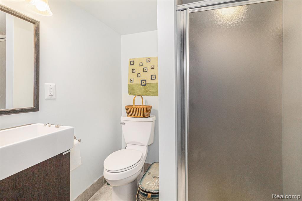 5559 Pleasant Drive, Waterford, MI 48329 — Photo 16