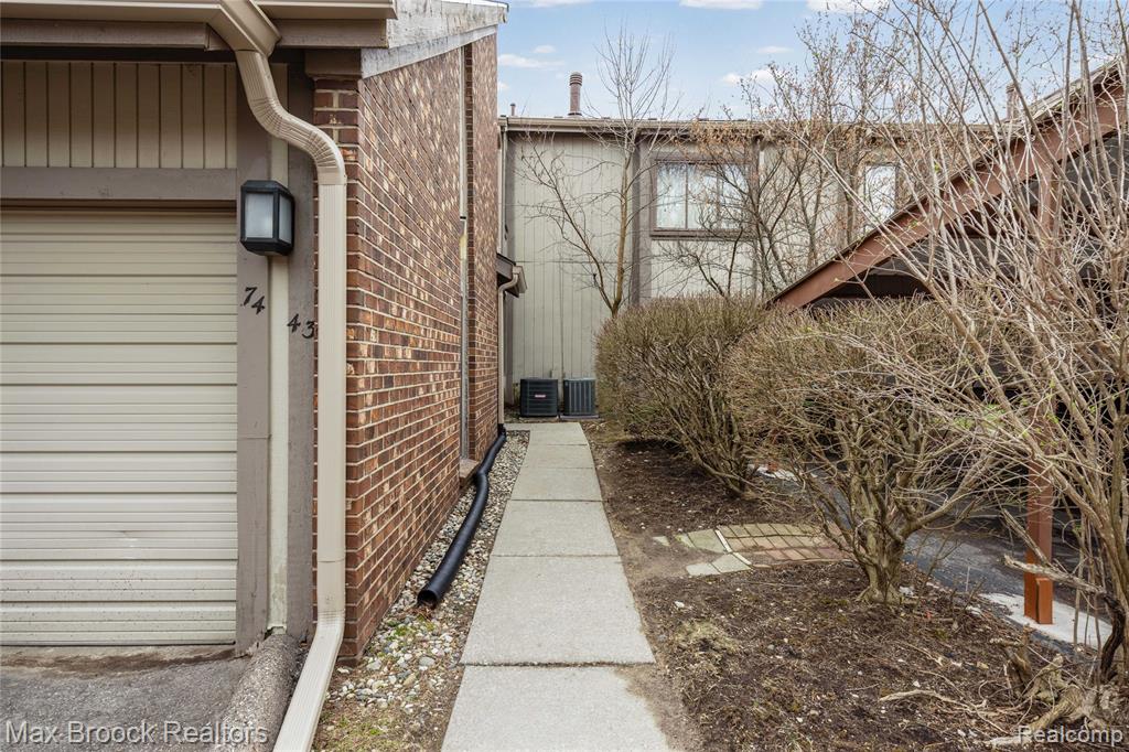 7443 Brynmawr Court, West Bloomfield, MI — Photo 2