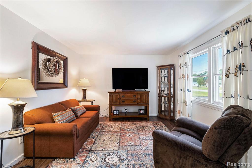 6343 Clovis Avenue E, Flushing, MI 48433 — Photo 5