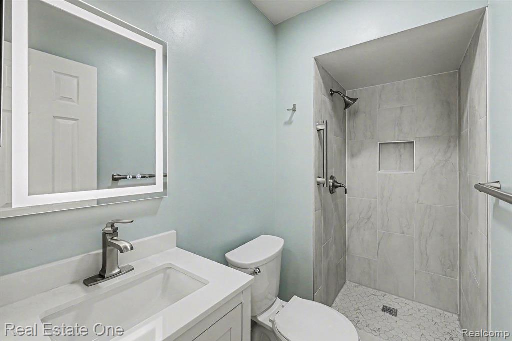 6605 Emerald Lake Drive, Troy, MI 48085 — Photo 10