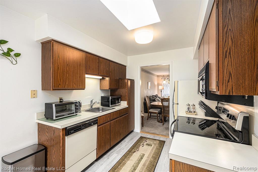949 WEXFORD Way, Rochester Hills, MI 48307 — Photo 14