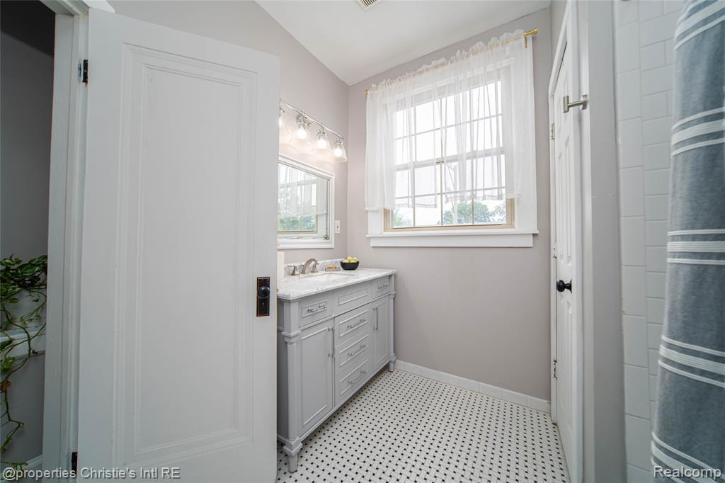 8604 La Salle Boulevard, Detroit, MI 48206 — Photo 43