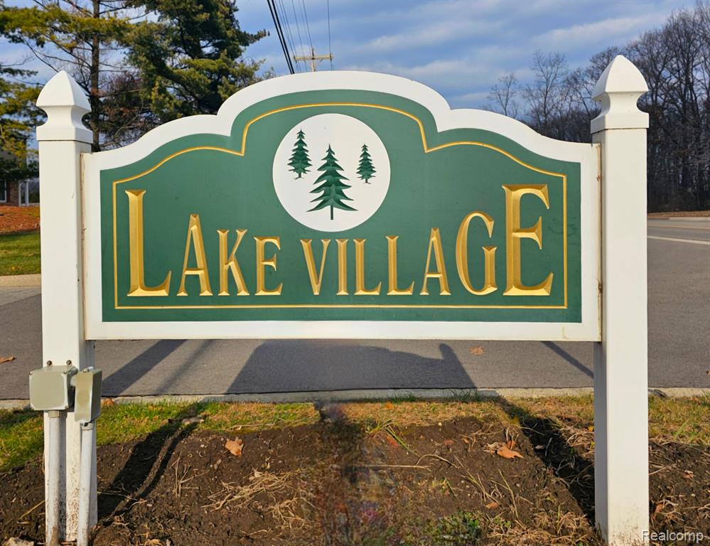 381 NEPTUNE Drive, Walled Lake, MI 48390 — Photo 20