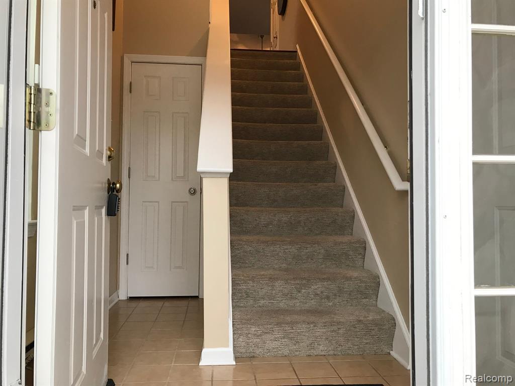 756 FIELDSTONE Circle W, Chelsea, MI 48118 — Photo 4