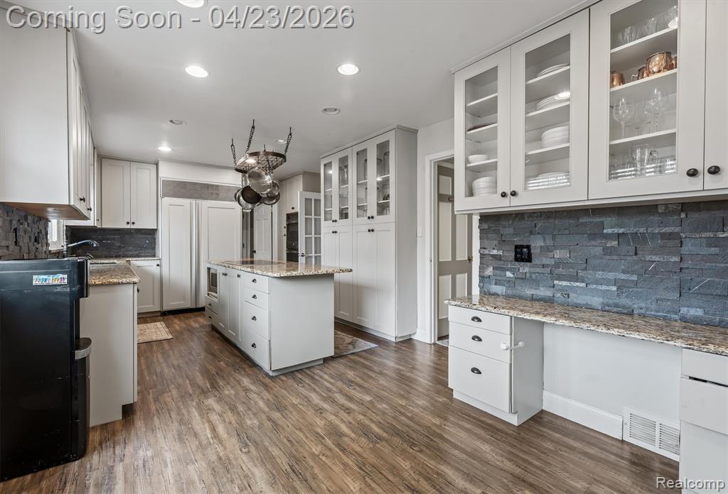 3226 Hartslock Woods Drive, West Bloomfield, MI — Photo 11