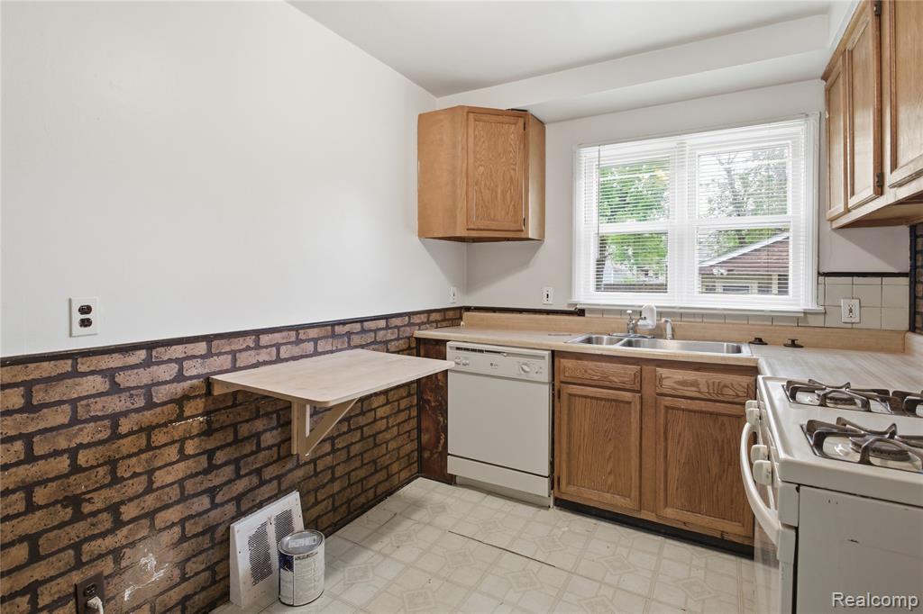 26316 Powers Avenue, Dearborn Heights, MI 48125 — Photo 9