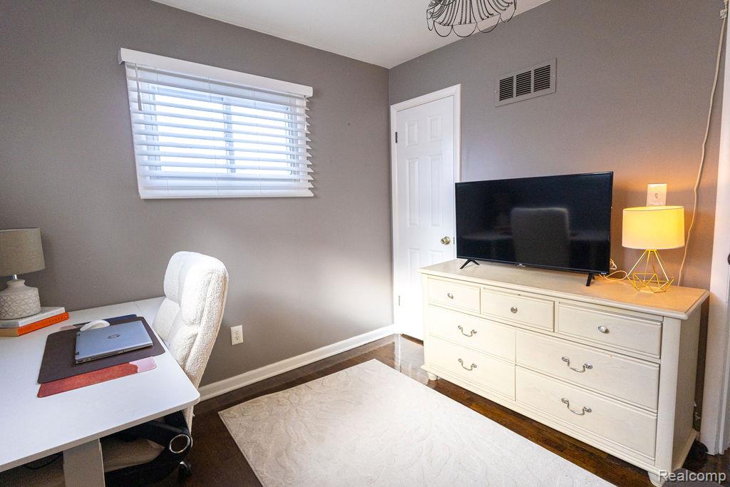 823 Southwood Drive, Fenton, MI 48430 — Photo 11