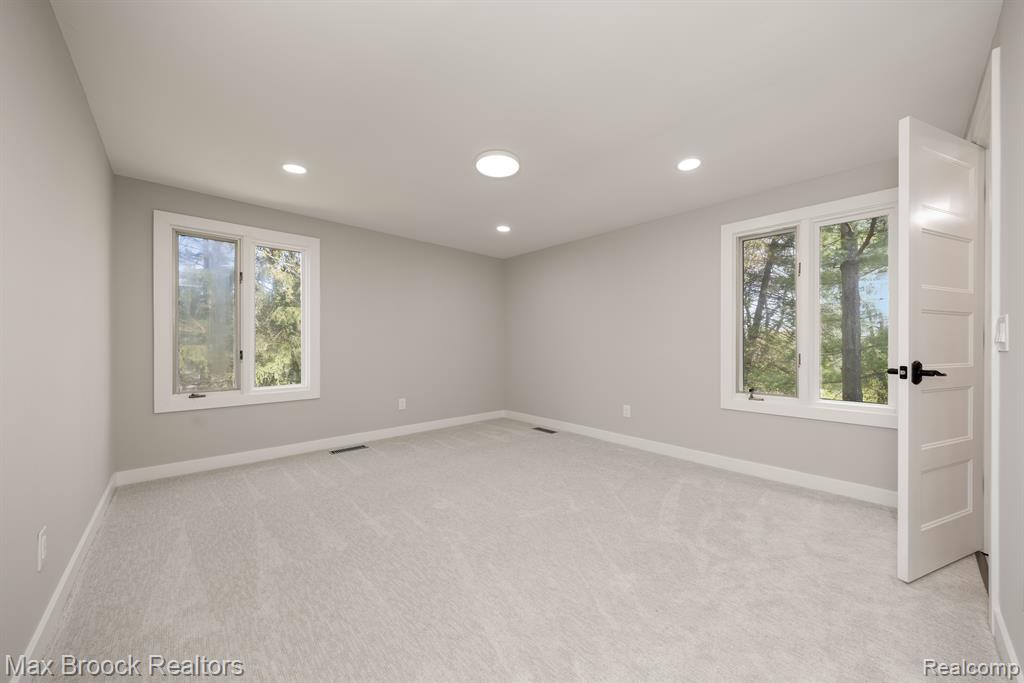 5240 CLARENDON CREST Street, Bloomfield Hills, MI 48302 — Photo 34