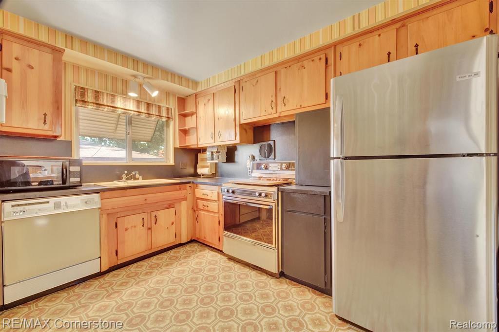 500 N LEONA Avenue, Garden City, MI — Photo 9