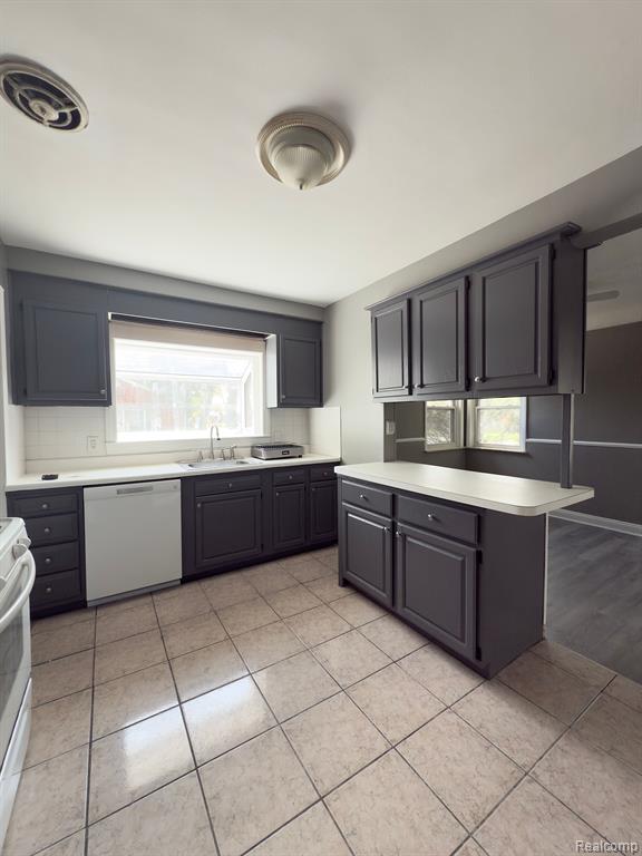 7402 COLONIAL Street, Dearborn Heights, MI 48127 — Photo 3