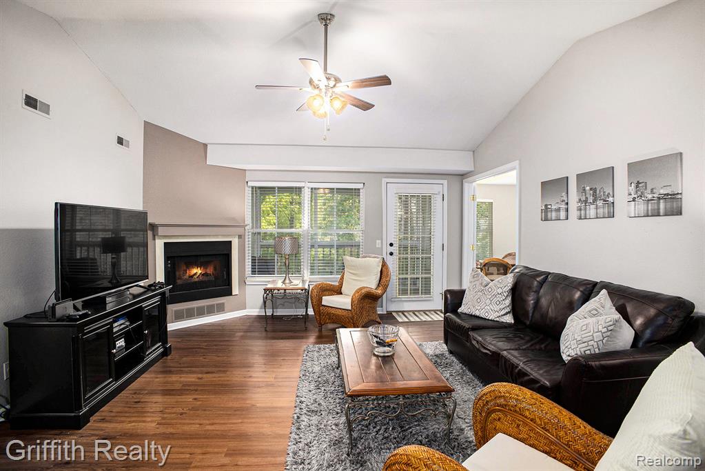 1217 Curzon Court, 203, Howell, MI 48843 — Photo 2