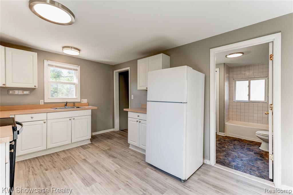 3033 Cass Lake Avenue, Keego Harbor, MI 48320 — Photo 10