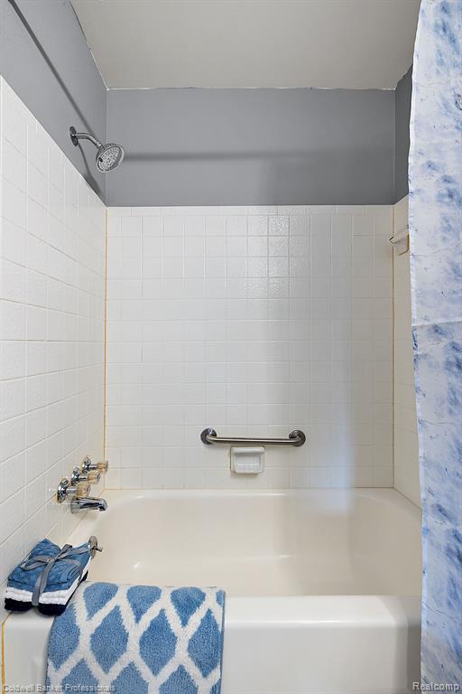 2685 ROUNDTREE Drive, Troy, MI 48083 — Photo 25