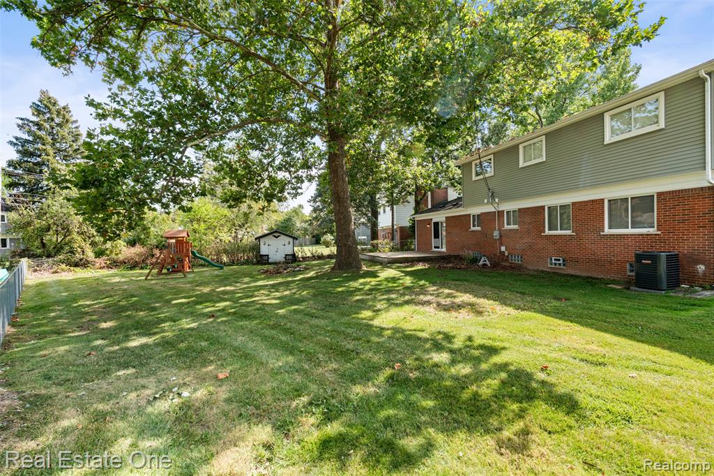 4090 Middlebury Drive, Troy, MI 48085 — Photo 11