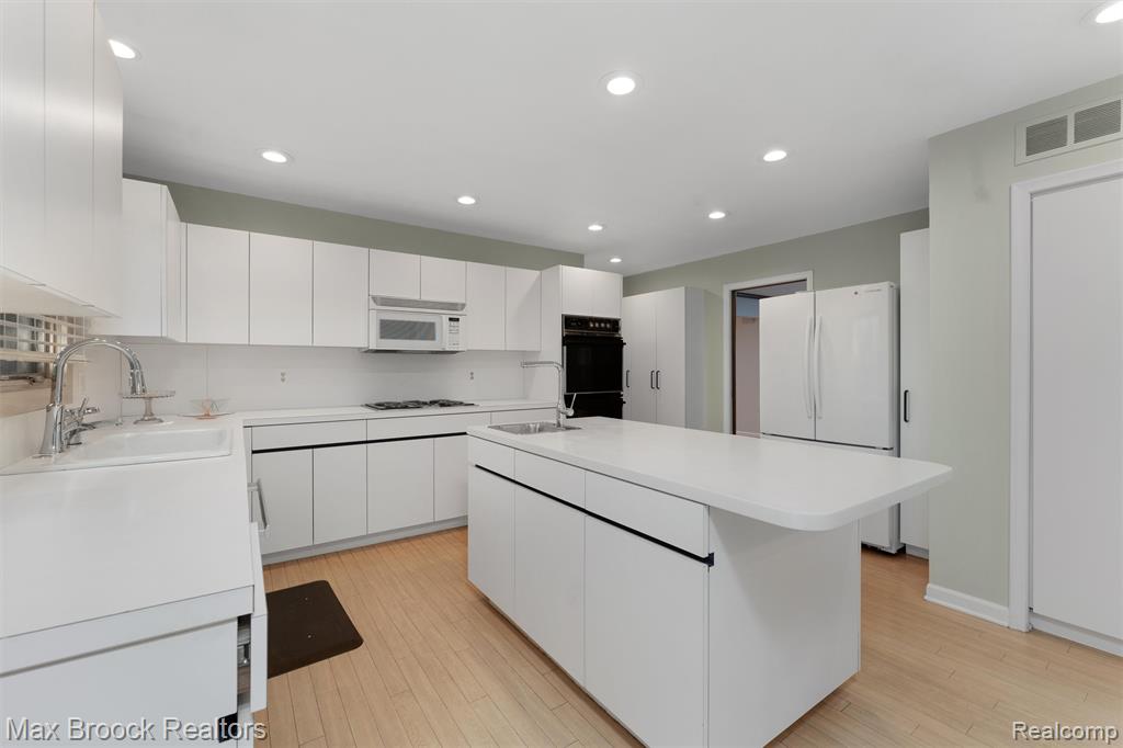 5946 Cherry Crest Drive, West Bloomfield, MI — Photo 13