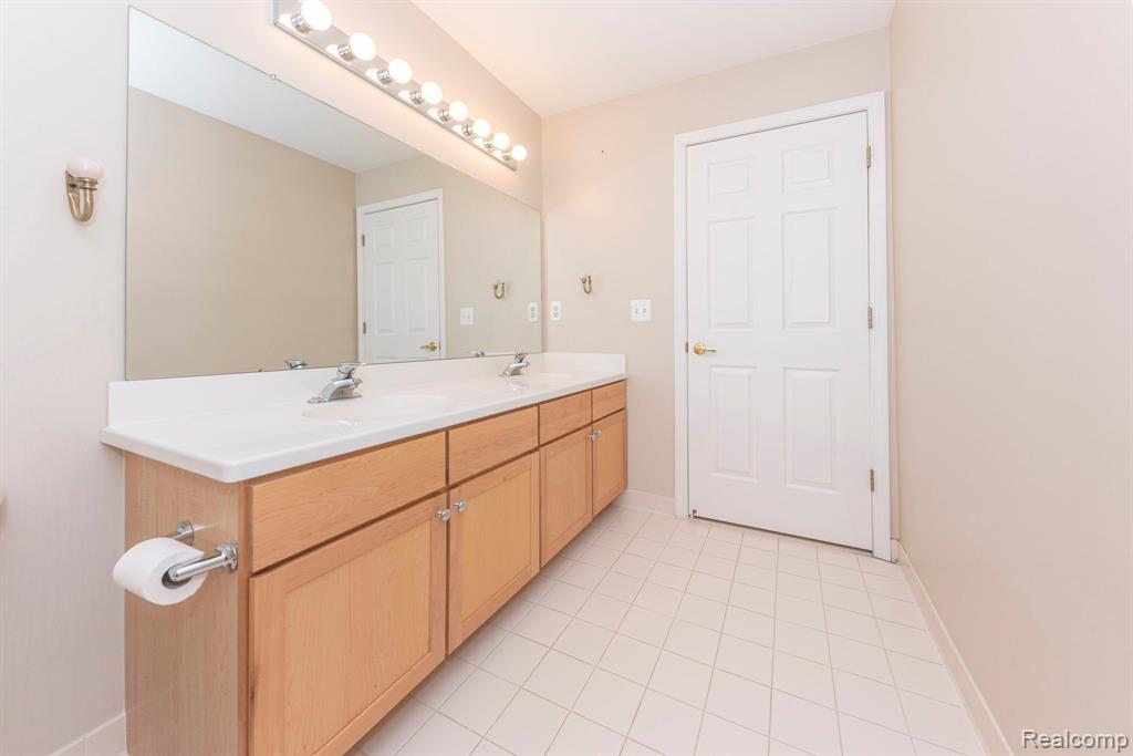 7246 Gateway Drive, West Bloomfield, MI — Photo 49