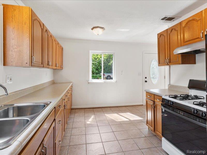 9255 Sylvia Street, Taylor, MI 48180 — Photo 14