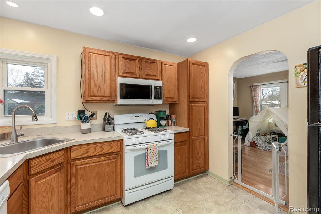 6092 Northrup Drive, Waterford, MI 48329 — Photo 5