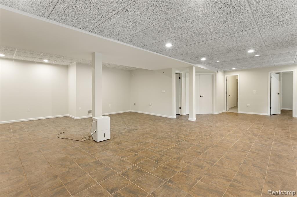 6890 Duchess Court, Troy, MI 48098 — Photo 46