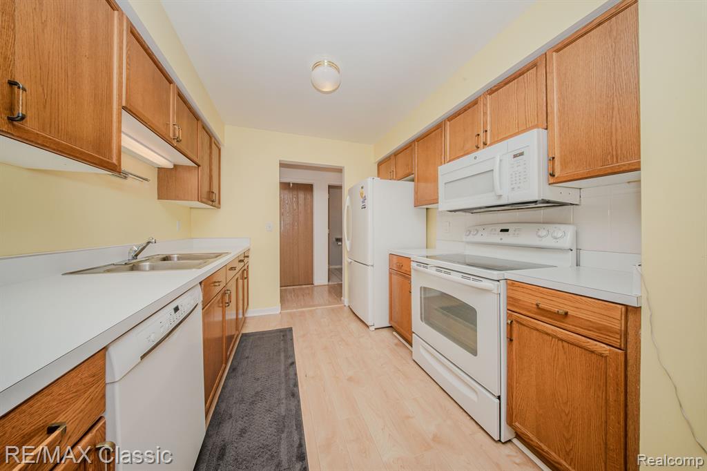 514 WINWOOD Circle, Walled Lake, MI 48390 — Photo 10