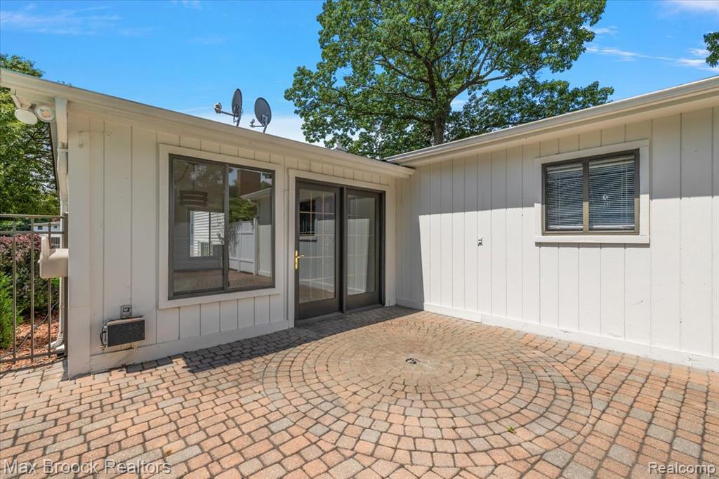 8741 Buffalo Drive, Commerce Twp, MI 48382 — Photo 18